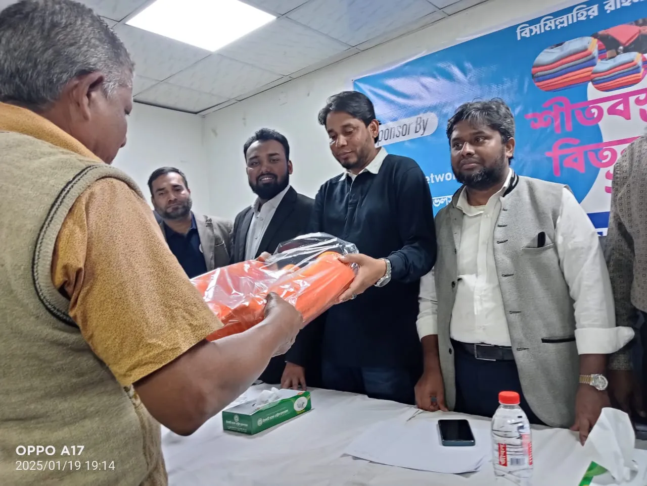 পল্টনে শীতার্থ মানুষের মাঝে শীতবস্ত্র উপহার প্রদান করা হয়