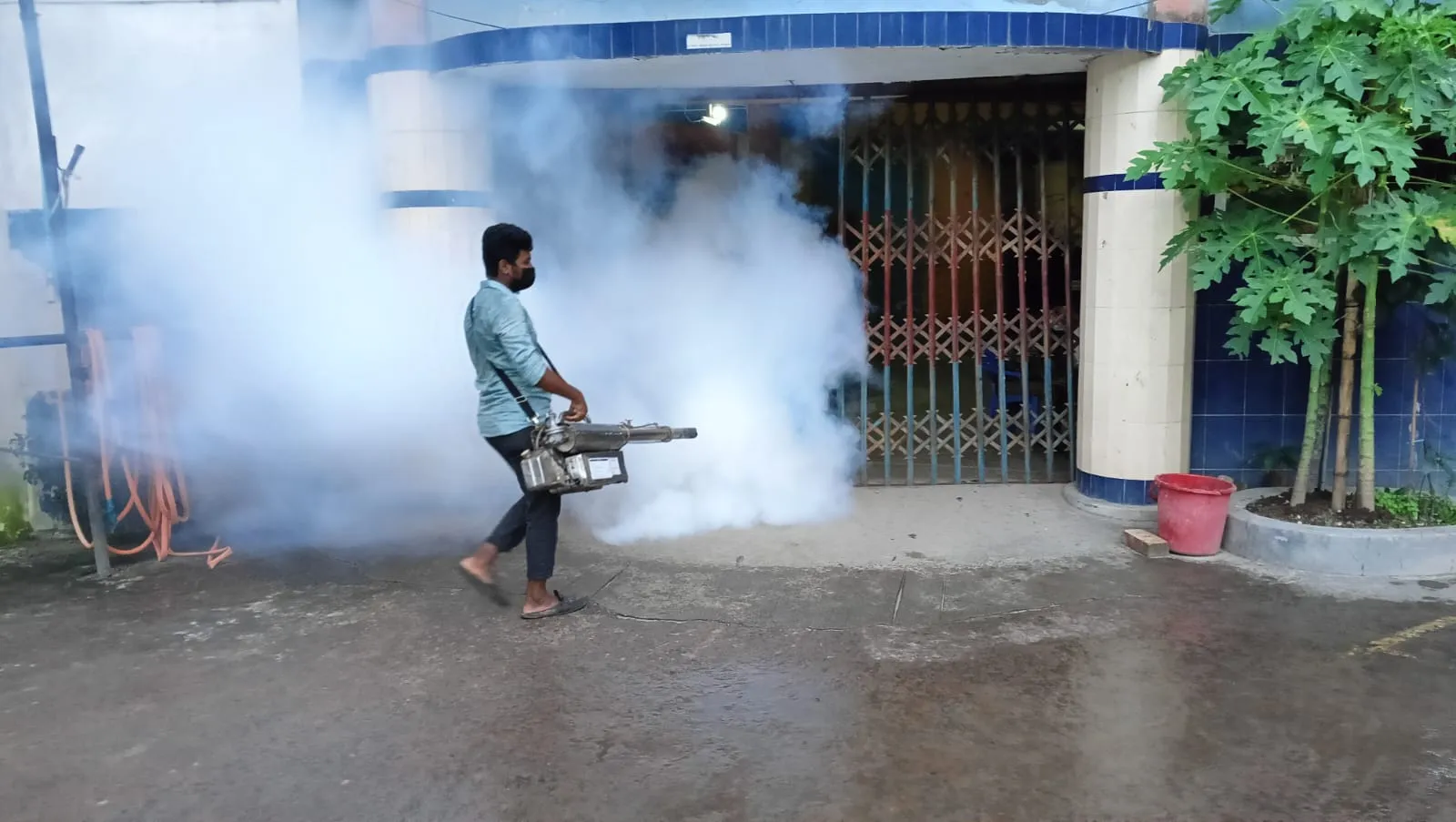 সোসাইটি ফর ন্যাশনাল চ্যারিটি-র উদ্যোগে রাজধানী ডেমরা এলাকায় মশকনিধন অভিযান