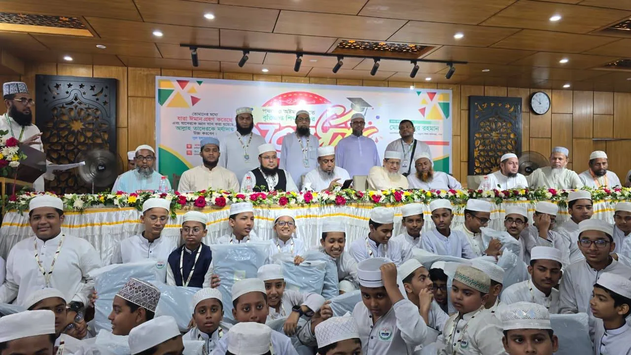 ড. মুহাম্মদ খলিলুর রহমান-এর সভাপতিত্বে তা'মীরুল মিল্লাত কামিল মাদরাসায় ১১১ জন বৃত্তিপ্রাপ্ত শিক্ষার্থীকে সংবর্ধনা