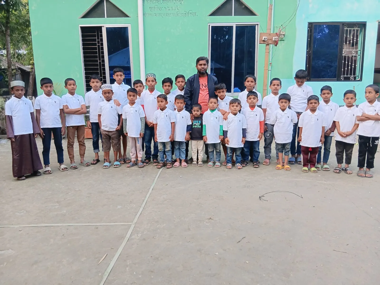 চাঁদপুর জেলার হাইমচর উপজেলার বিভিন্ন শিক্ষা প্রতিষ্ঠান ছাত্রদের গেঞ্জি উপহার প্রদান