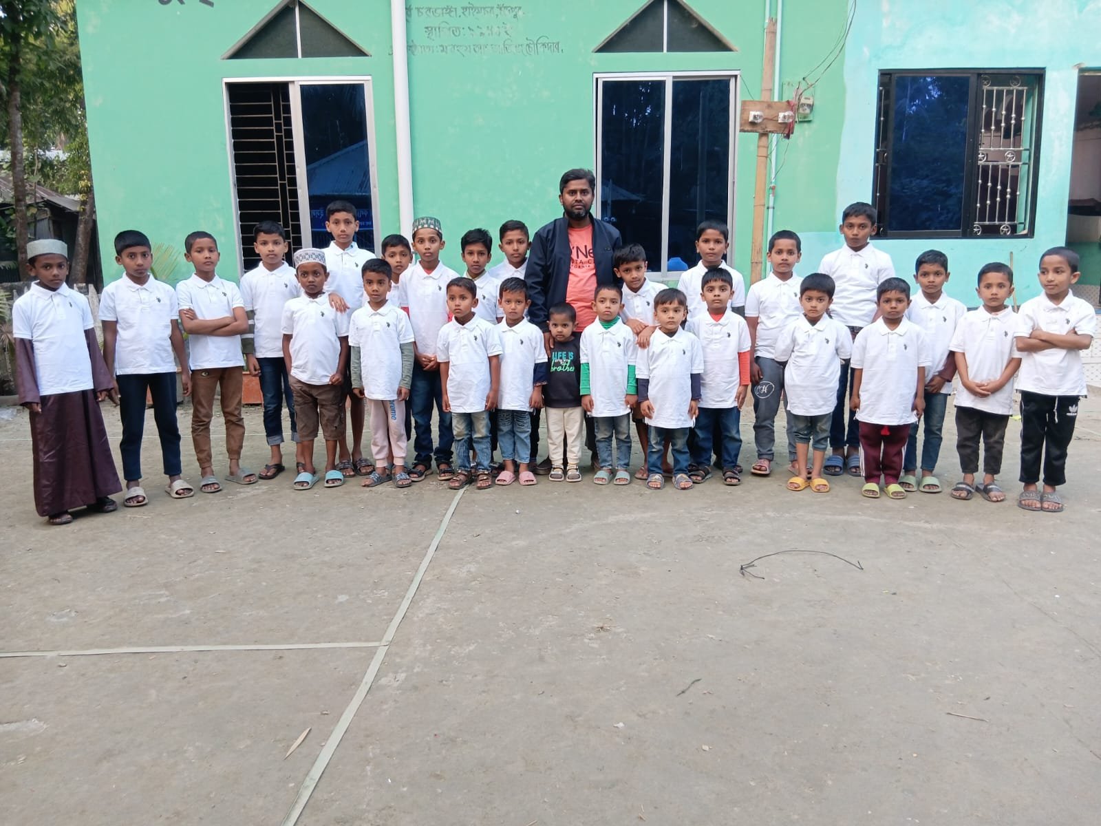 চাঁদপুর জেলার হাইমচর উপজেলার বিভিন্ন শিক্ষা প্রতিষ্ঠান ছাত্রদের গেঞ্জি উপহার প্রদান