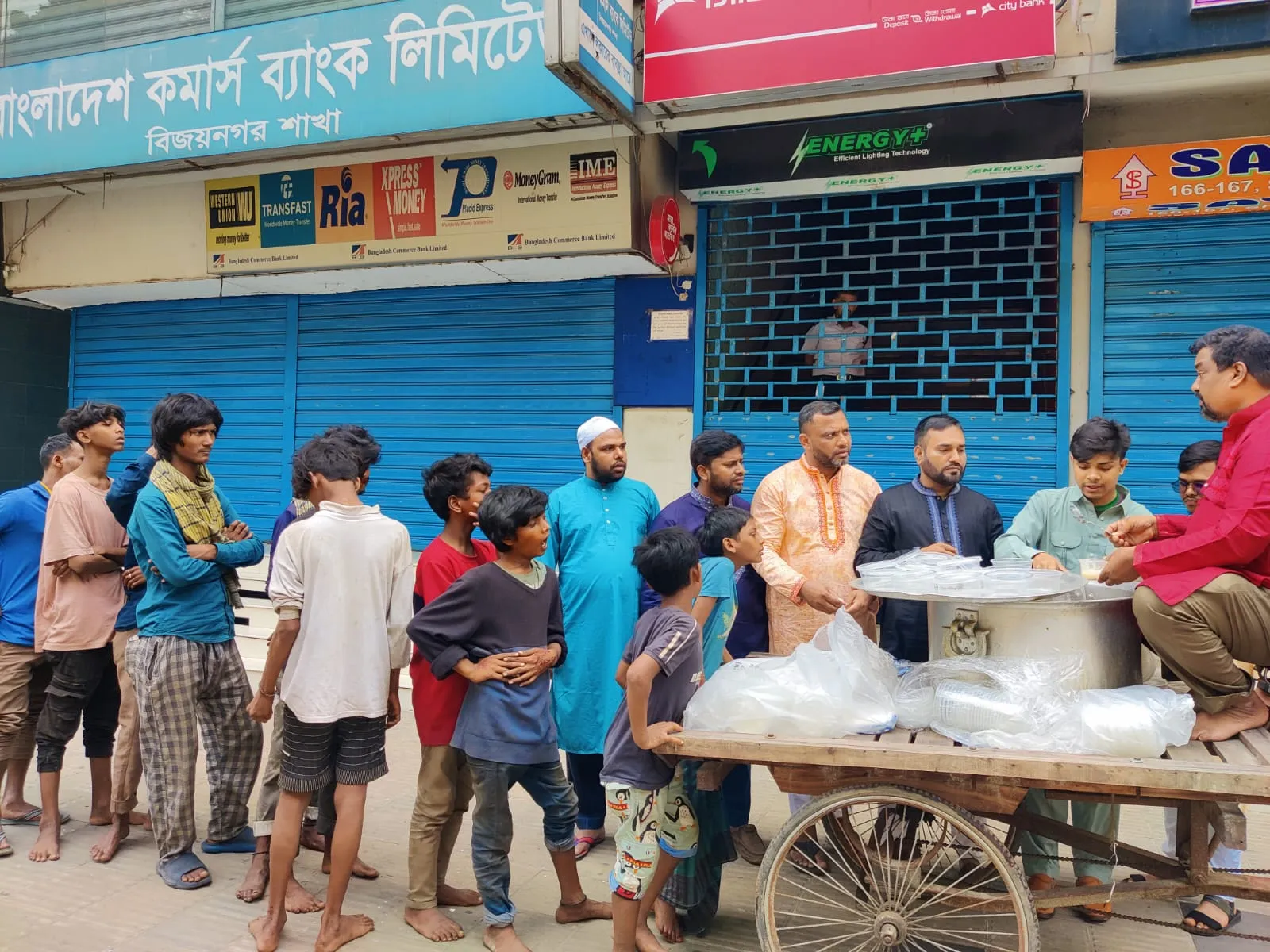 ​পল্টনে সুবিধাবঞ্চিত শিশু ও রিক্সা শ্রমিকদের মাঝে ‘ভয়েস অব ইনসাফ ফাউন্ডেশন’ এর রান্না করা সুস্বাদু সেমাই বিতরণ