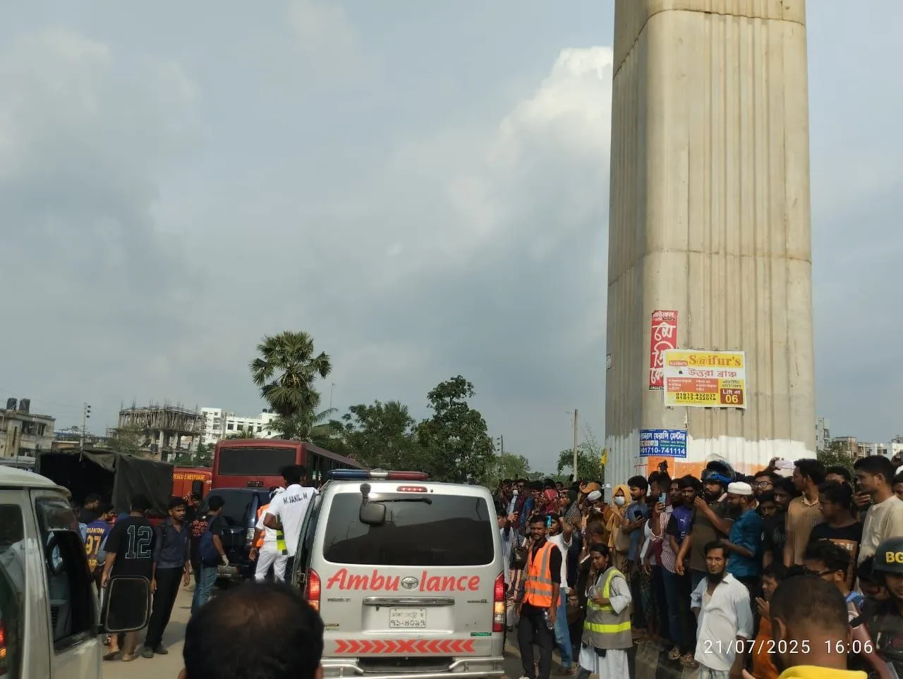 বিমান দূর্ঘটনায় এ্যাম্বুলেন্স সহযোগিতা দিয়েছে এসএনসি
