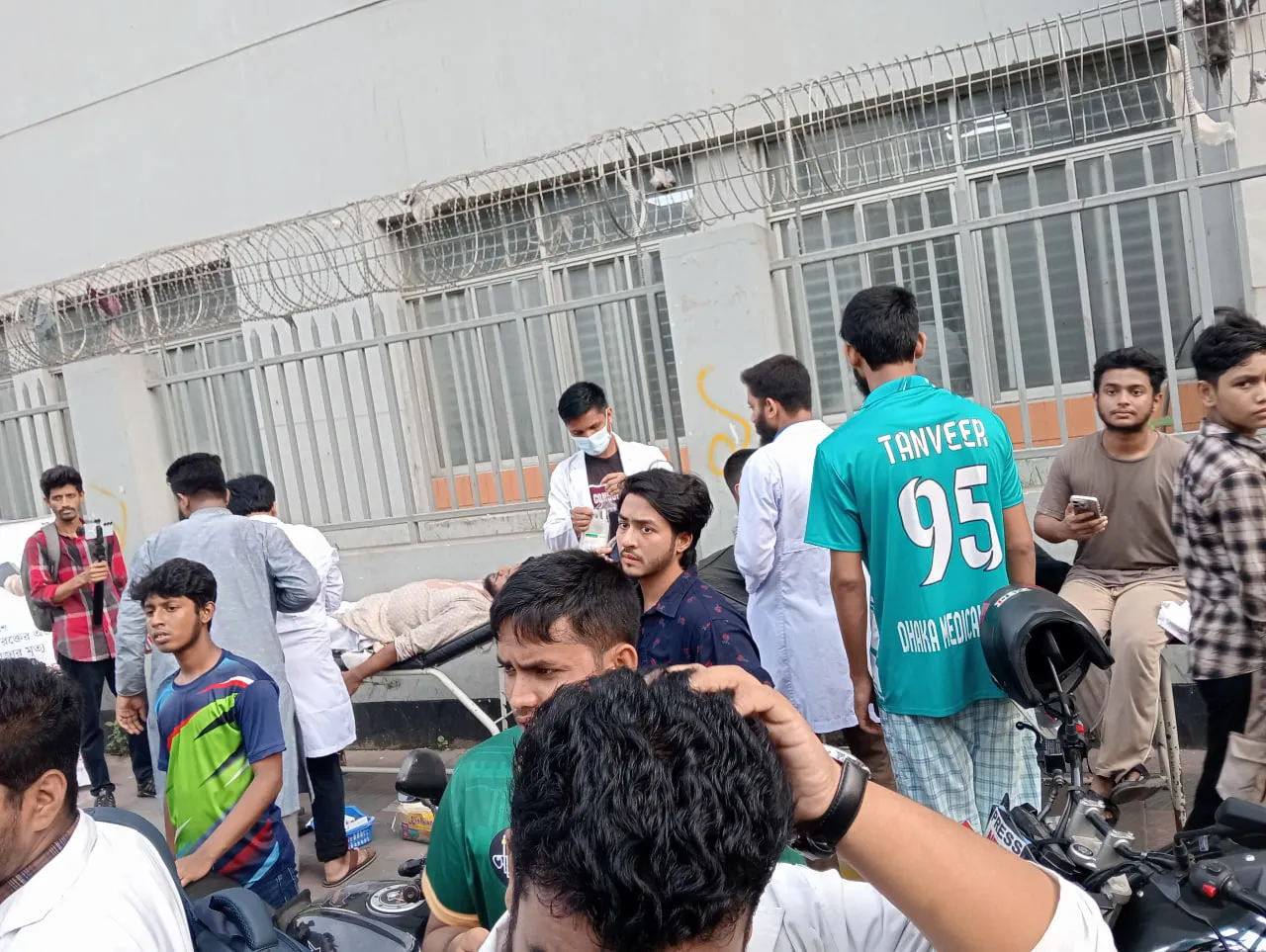 মাইলষ্টোন কলেজে বিমান দূর্ঘটনায় আহতদের  জন্য ফ্রি ব্লাড ডোনেটিংয়ের কাজ করছে ‘‘ব্লাড পয়েন্ট”